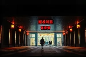 《潮汐之后》灯塔夜景主视觉的横版剧照