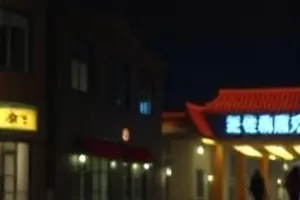 《半盏茶的时间》母女对坐喝茶的横版剧照