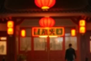 《四季修补铺》巷口修伞匠工作台的横版剧照